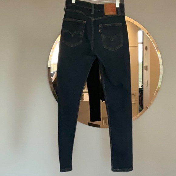 Men’s Levi’s Jeans waist is 28 and inseam is 30. Dark Wash Like new - Picture 2 of 4